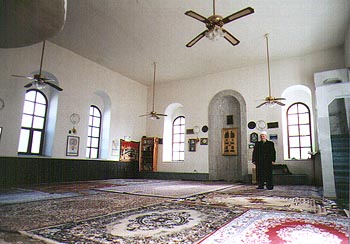 Молитвеният салон на Азизие джамия, 2001 г.